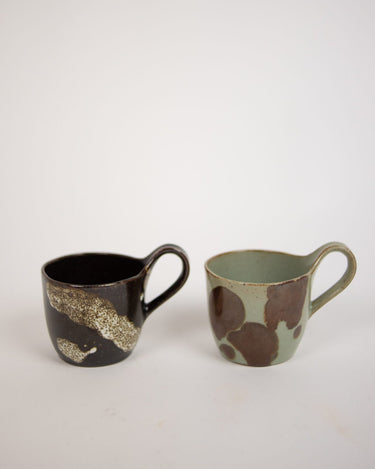 Taza Jose marrón a la izquierda junto a otra gris azulada
