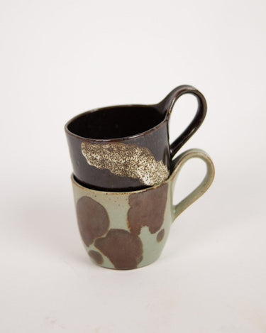 Taza Jose marrón apilada sobre otra gris azulada