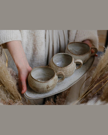 Taza japonesa de gres con textura artesanal
