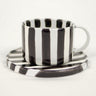 Taza con plato de cerámica a rayas blanco y negro Olsson & Jensen