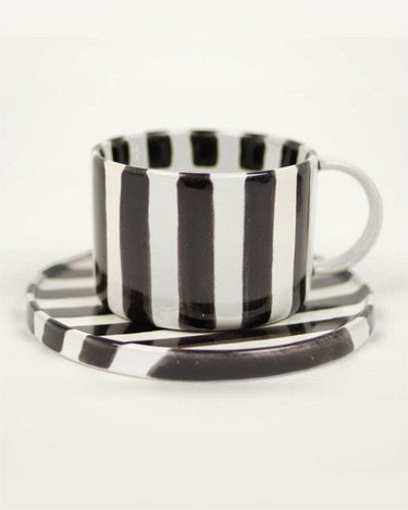 Taza con plato de cerámica a rayas blanco y negro Olsson & Jensen