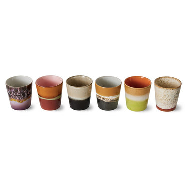 Tazas de café retro multicolor sobre la mesa