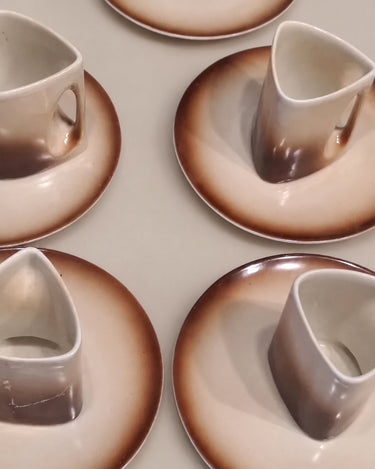 Detalle de las bocas triangulares de las tazas vintage y sus platos