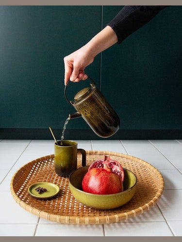 Detalle del esmalte verde en una taza de cerámica artesanal