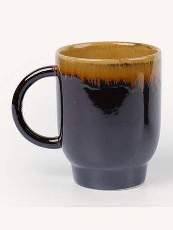 Primer plano de set de dos tazas de cerámica marrón flameada mostrando su acabado