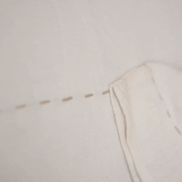 Textiles blancos Farm Life de Bed and Philosophy en una composición de interior