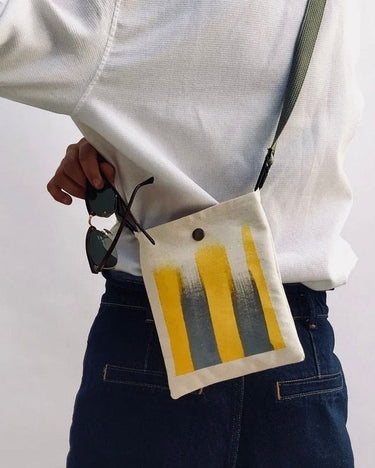 Détail d’un petit sac bandoulière en tissu