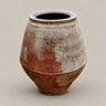 Tinaja de barro de boca ancha y base estrecha, con zonas grises y terracota.