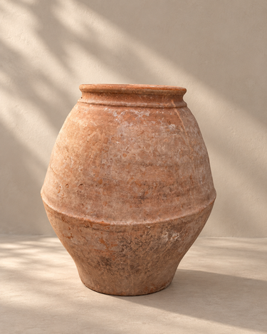 Tinaja española de barro rojizo en perspectiva, con cuerpo abombado y sombras naturales, Matuta Home