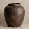 Tinaja Vical de terracota marrón sobre fondo topo claro texturizado
