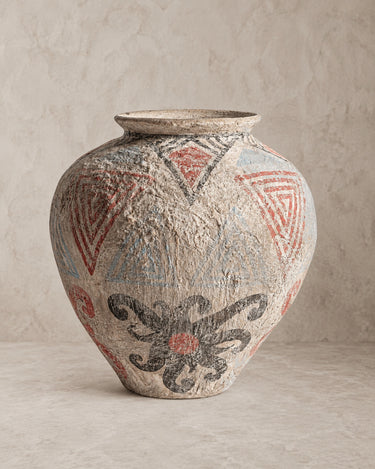 Tinaja Vical de terracota multicolor sobre fondo topo claro texturizado