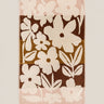 Toalla de playa de algodón con motivo floral de Bed and Philosophy, vista completa del dibujo floral