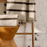 Toalla nido de abeja beige con flecos negros de Dareels