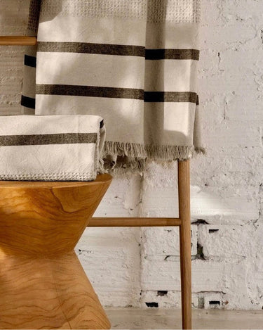 Toalla nido de abeja beige con flecos negros de Dareels