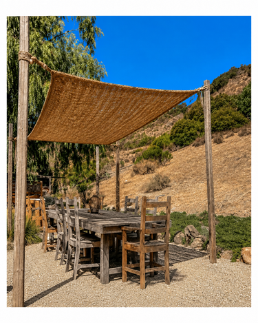 Toldo rectangular de fibra de coco natural de Bazar Bizar, instalado sobre una zona de mesa al aire libre