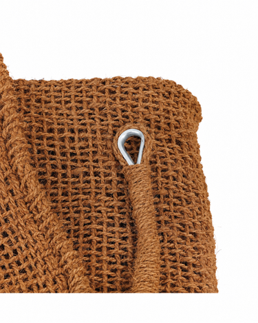 Toldo rectangular de fibra de coco natural, detalle de una anilla sobre la trama de fibra