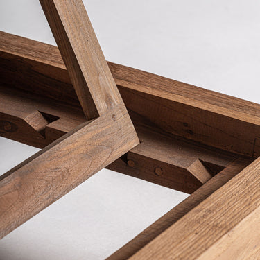 Detalle del soporte regulable de madera bajo el respaldo de la tumbona Testa de Vical