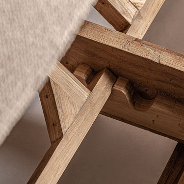 Detalle del soporte de madera bajo el respaldo de la tumbona Pure de Vical