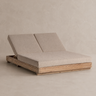Tumbona doble de teca reciclada y polipropileno beige de Vical ante pared topo claro