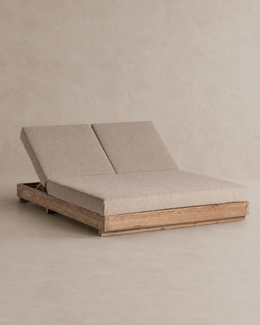 Tumbona doble de teca reciclada y polipropileno beige de Vical ante pared topo claro