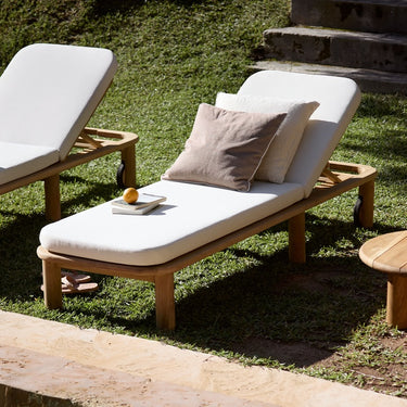Tumbona de teca maciza con cojín para exterior en una composición de Tine K Home