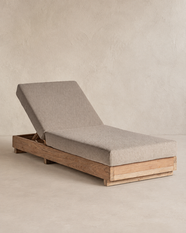 Tumbona de madera de teca reciclada y polipropileno beige de Vical ante pared topo claro
