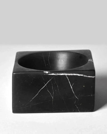 Vaciabolsillos pequeño de mármol de Kiwano Concept, de color negro con vetas blancas, vista frontal