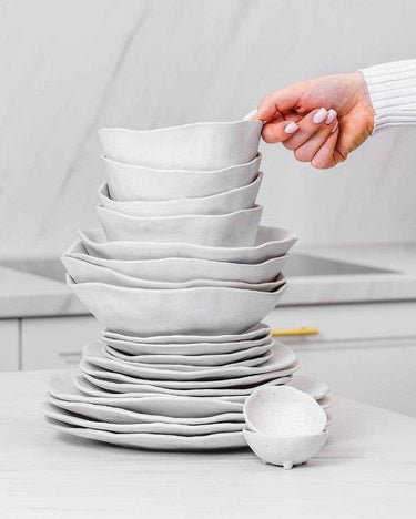 Vajilla blanca artesanal para mesa elegante