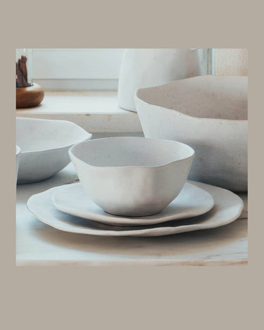 Vajilla blanca completa con platos y boles