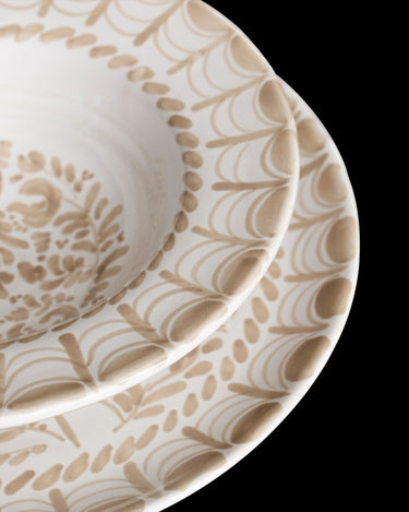 Bordes superpuestos de dos platos blancos y beige de una de las vajillas María Tudor de Leandro Cano.