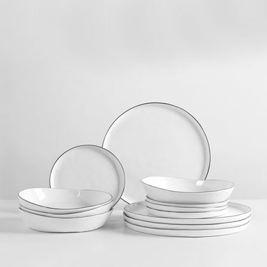 Vajilla de porcelana blanca con borde negro para cuatro de Broste Copenhagen