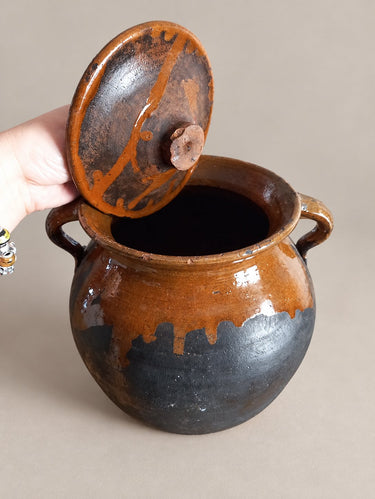 Vasija de barro con tapa y dos asas, 21 cm — vasija abierta y detalle de la tapa