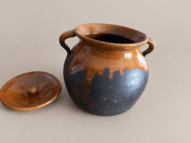 Vasija de barro con tapa y dos asas, 21 cm — vasija y tapa colocadas por separado
