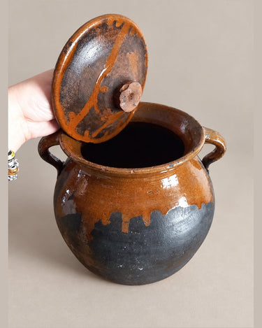 Vasija de barro con tapa y dos asas, 21 cm — vasija abierta y detalle de la tapa