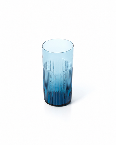 Vaso alto de vidrio azul ondulado de Bazar Bizar, vista oblicua con la boca visible