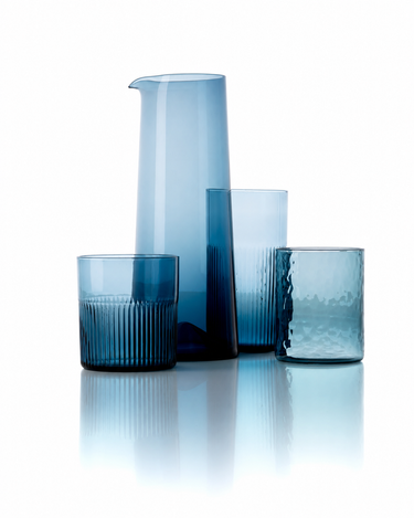 Vaso alto de vidrio azul ondulado, en un conjunto con una jarra y dos vasos bajos azules