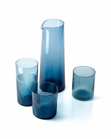 Vaso alto de vidrio azul ondulado, vista superior de un conjunto con jarra y dos vasos bajos