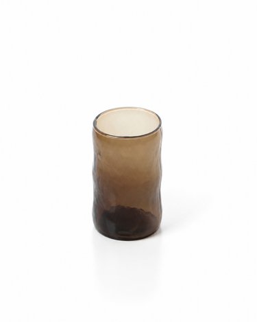 Vaso bajo de vidrio ahumado color carbón, vista oblicua con el interior visible