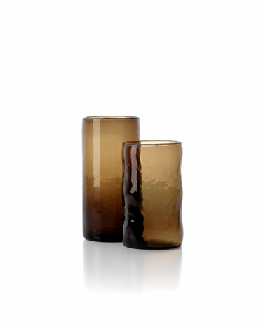 Vaso bajo de vidrio ahumado color carbón, junto a un vaso alto de vidrio ahumado