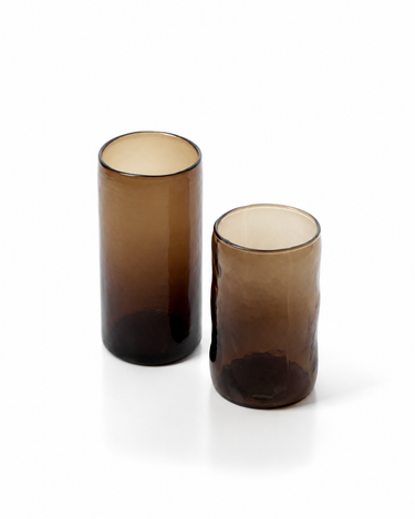Vaso bajo de vidrio ahumado color carbón, vista desde arriba junto a un vaso alto