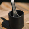 Vaso de cerámica negra quemada para café o té