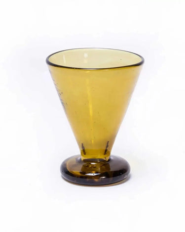 Vasos cónicos verde oliva y marrón sobre una mesa