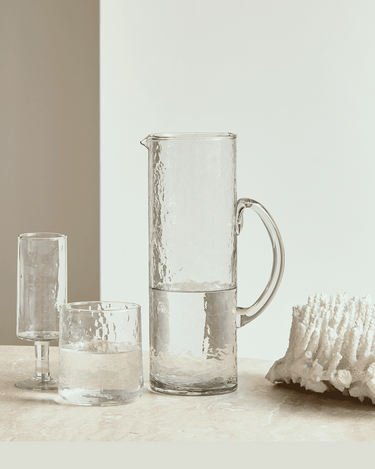 Vaso de vidrio reciclado transparente con textura martillada