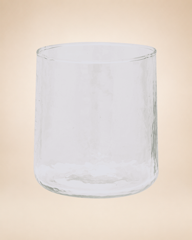 Detalle de la superficie martillada del vaso de vidrio reciclado