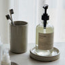 Vaso organizador de gres gris en la zona del lavabo