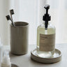 Vaso organizador de gres gris en la zona del lavabo