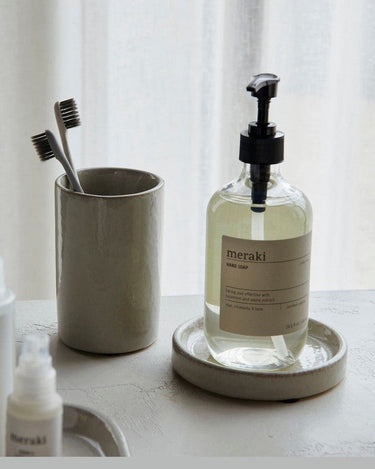 Vaso organizador de gres gris en la zona del lavabo