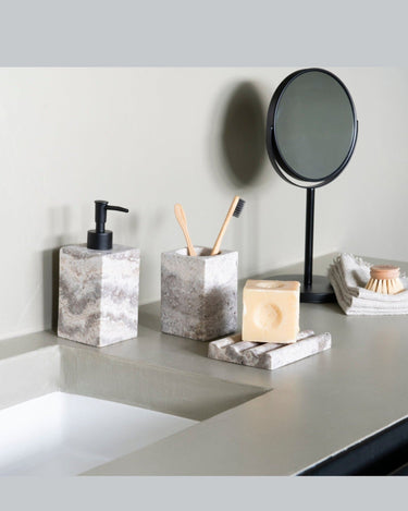 Vaso para cepillos de mármol gris en la zona del lavabo