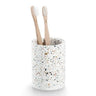 Vaso de terrazo blanco con accesorios de baño