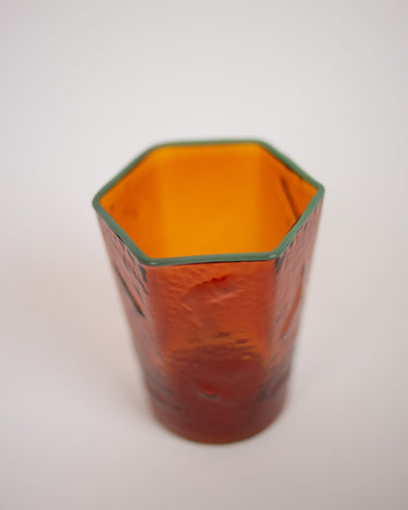 Detalle de la boca irregular y el borde contrastante del vaso ámbar de Olsson & Jensen